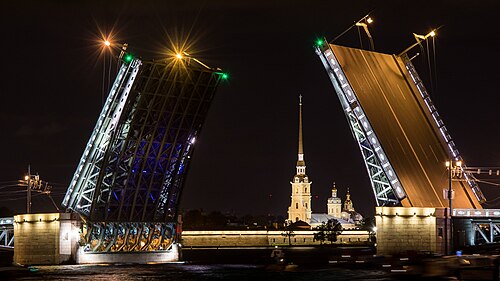 Разведённый Дворцовый мост — символ Санкт-Петербурга